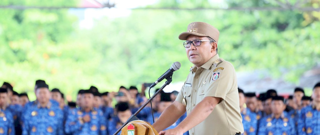 Wali Kota Makassar Moh Ramdhan "Danny" Pomanto melantik 1.852 tenaga teknis pendidikan atau guru Pegawai Pemerintah dengan Perjanjian Kerja (PPPK) Formasi 2023 lingkup Pemerintah Kota Makassar, di Tribun Lapangan Karebosi, Senin, 29 April 2024.