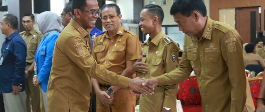 Pj Bupati Takalar, Setiawan Aswad, membuka Musrenbang Rencana Pembangunan Jangka Panjang Daerah (RPJPD) Kabupaten Takalar Tahun 2025 - 2045, di Ruang Pola Kantor Bupati Takalar, Senin, 29 April 2024.
