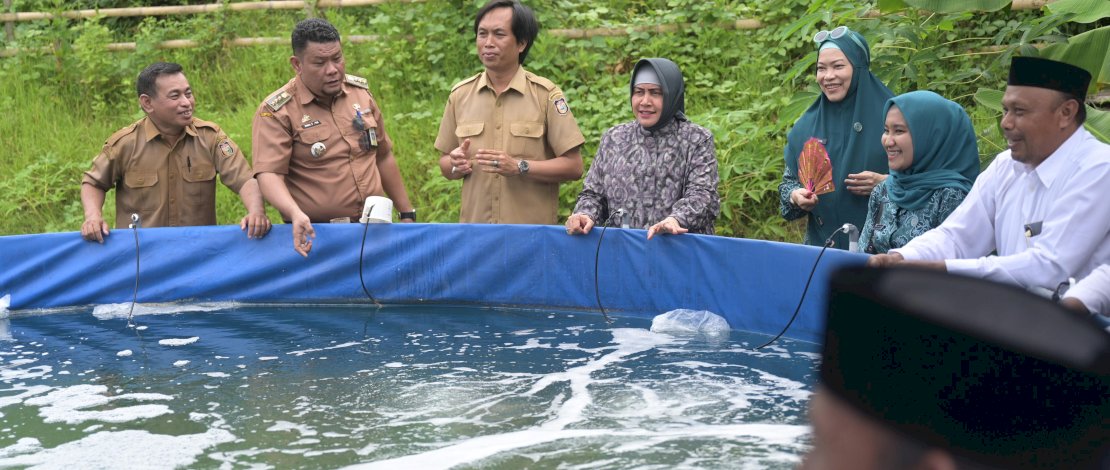 Tebar Benih Udang Vaname di Tanjung Merdeka, Indira Yusuf Ismail Dorong Pemberdayaan Ekonomi Keluarga