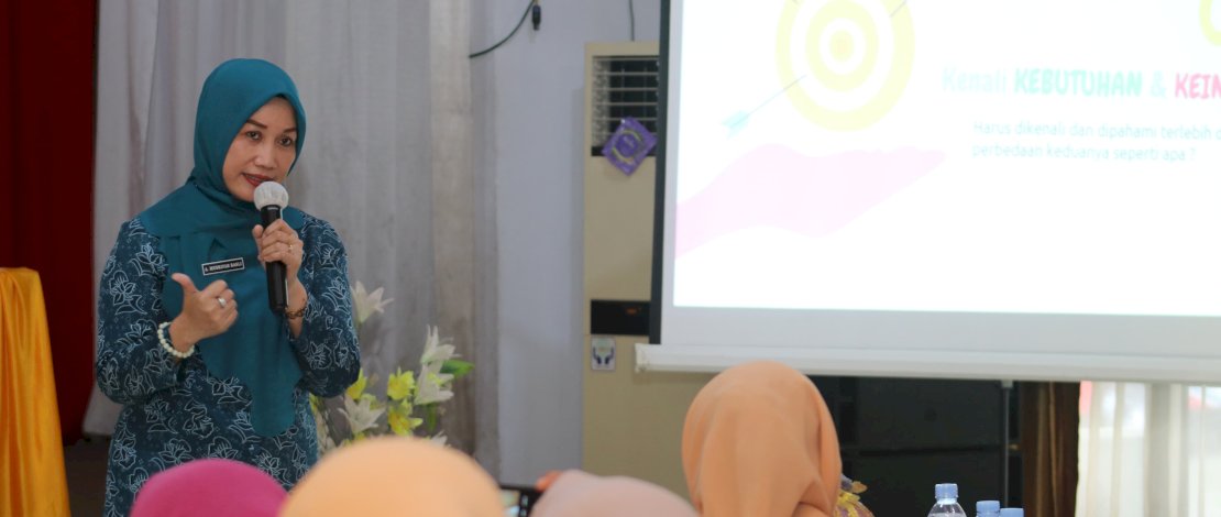 Ketua Tim Penggerak PKK Kabupaten Kepulauan Selayar, Andi Dwiyanti Musrifah Basli, saat membuka dan menjadi narasumber dalam kegiatan Edukasi Keuangan Kepada Komunitas Ibu/Perempuan, di Pendopo Dekranasda, Selasa, 30 April 2024. Ketua Tim Penggerak PKK Kabupaten Kepulauan Selayar, Andi Dwiyanti Musrifah Basli, saat membuka dan menjadi narasumber dalam kegiatan Edukasi Keuangan Kepada Komunitas Ibu/Perempuan, di Pendopo Dekranasda, Selasa, 30 April 2024.