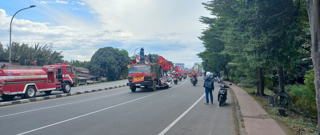 Buruh di Kota Makassar melakukan aksi peringatan Hari Buruh Internasional. 