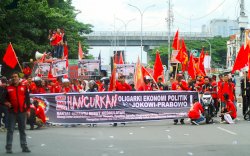 FOTO: Ratusan Buruh Tutup Jalan dan Sambangi Kantor DPRD Sulawesi Selatan dalam Aksi Hari Buruh