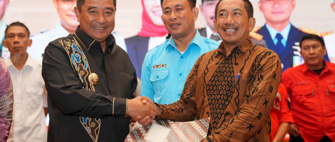 Silaturahmi dengan Perwakilan Buruh Se Sulsel, Pj Gubernur Bahtiar Paparkan Konsep Ekonomi Hijau dan Biru untuk Tingkatkan Kesejahteraan Silaturahmi dengan Perwakilan Buruh Se Sulsel, Pj Gubernur Bahtiar Paparkan Konsep Ekonomi Hijau dan Biru untuk Tingkatkan Kesejahteraan