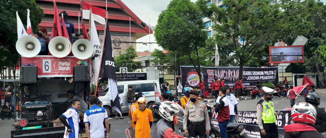 Sejumlah organisasi serikat pekerja menggelar aksi May Day di depan Kantor DPRD Sulsel.