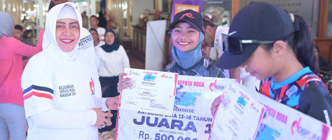 Ketua TP PKK Kota Makassar Indira Yusuf Ismail, menyerahkan hadiah kepada para juara Kejuaraan Sepatu Roda.