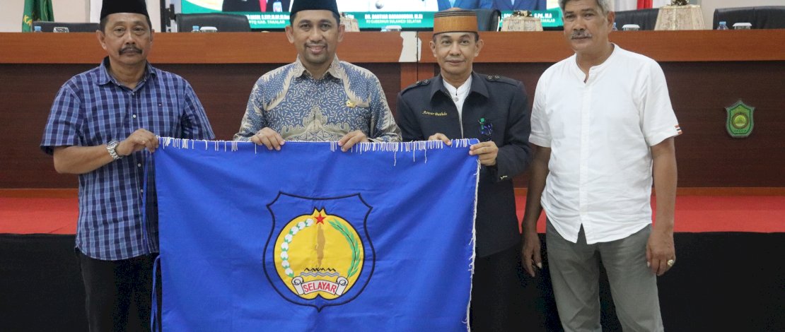 Penyerahan bendera LPTQ dari Kakankemenag Kabupaten Kepulauan Selayar, Nur Aswar Badulu, selaku Ketua Kafilah didampingi oleh Staf Ahli Bidang Kesra Muzakkir kepada Asisten Pemerintahan dan Kesra Kabupaten Takalar untuk dikibarkan pada pembukaan MTQ XXXIII Sulsel, Kamis, 2 Mei mendatang. Penyerahan bendera LPTQ dari Kakankemenag Kabupaten Kepulauan Selayar, Nur Aswar Badulu, selaku Ketua Kafilah didampingi oleh Staf Ahli Bidang Kesra Muzakkir kepada Asisten Pemerintahan dan Kesra Kabupaten Takalar untuk dikibarkan pada pembukaan MTQ XXXIII Sulsel, Kamis, 2 Mei mendatang.