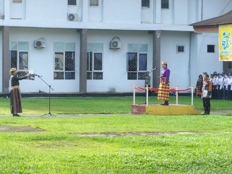 Berpakaian Adat, Suaib Mansur Pimpin Upacara Hardiknas di Luwu Utara