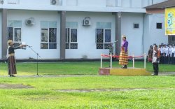 Berpakaian Adat, Suaib Mansur Pimpin Upacara Hardiknas di Luwu Utara