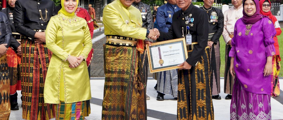 Peringatan Hari Pendidikan Nasional (Hardiknas) Tingkat Provinsi Sulsel, Kamis, 2 Mei 2024, yang dipusatkan di Lapangan Upacara Kantor Gubernur Sulsel, bertabur penghargaan. Peringatan Hari Pendidikan Nasional (Hardiknas) Tingkat Provinsi Sulsel, Kamis, 2 Mei 2024, yang dipusatkan di Lapangan Upacara Kantor Gubernur Sulsel, bertabur penghargaan.