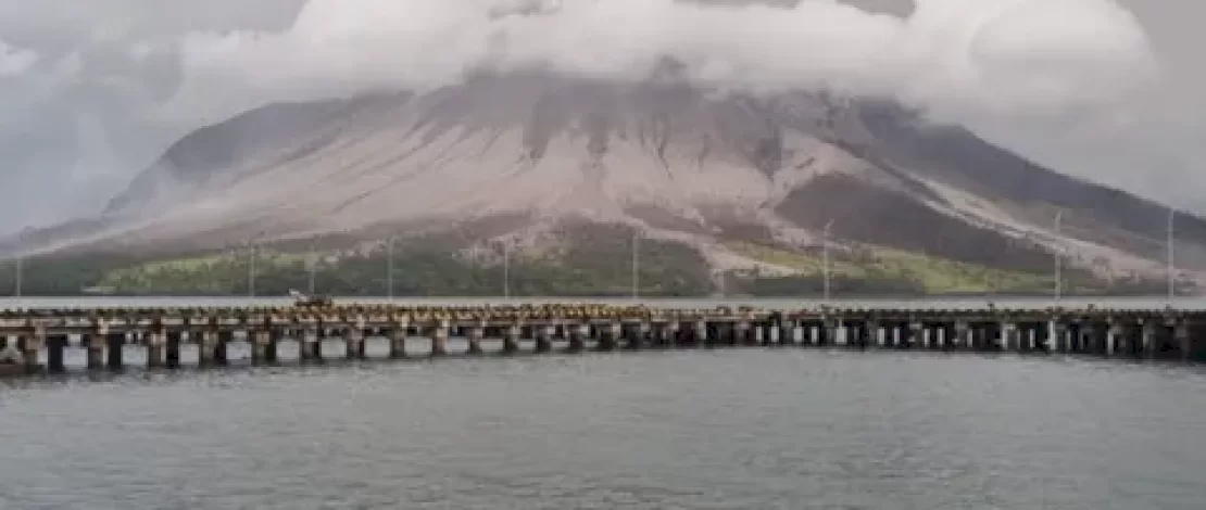Erupsi Gunung Ruang Sitaro, Sulut. Erupsi Gunung Ruang Sitaro, Sulut.