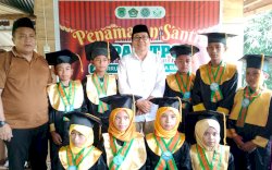 Wabup Suaib Mansur Hadiri Penamatan Santri TPA Al Birru Manittaqaa Desa Baloli