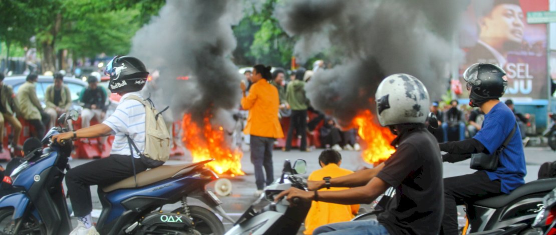 FOTO: Unjuk Rasa Mahasiswa di Makassar Memperingati HARDIKNAS FOTO: Unjuk Rasa Mahasiswa di Makassar Memperingati HARDIKNAS