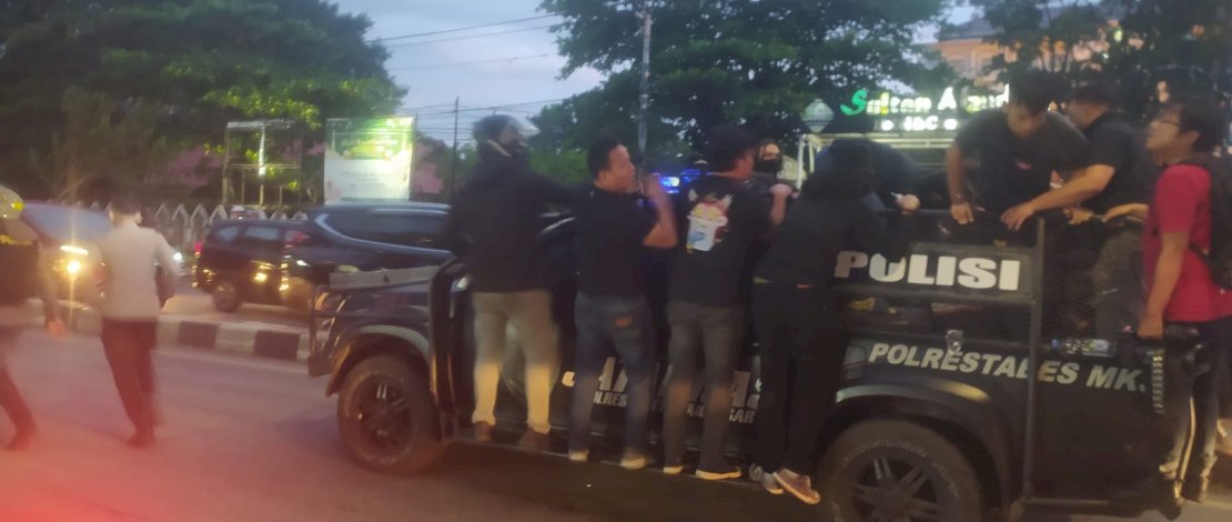 Personel Polrestabes Makassar membubarkan aksi unjuk rasa mahasiswa memperingati Hardiknas di Jalan Sultan Alauddin Makassar.