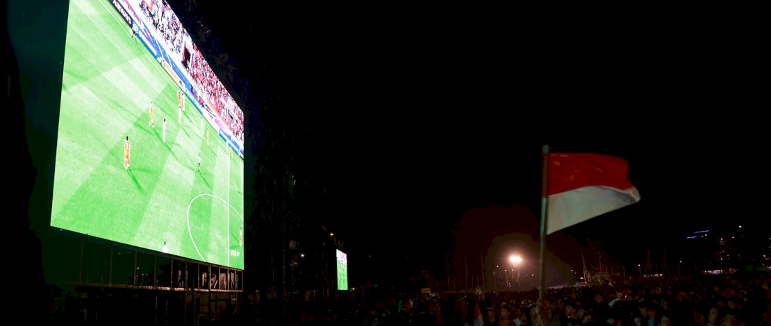 Warga Makassar nonton bareng perebutan juara 3 Piala Asia U-23 di Tugu MNEK.