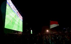 Hujan Deras Tak Ganggu Euforia Suporter Nobar Timnas Indonesia di Tugu MNEK Makassar