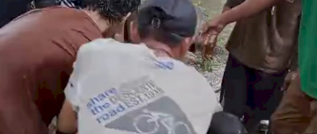 Warga melakukan evakuasi terhadap bocah perempuan yang meninggal dunia terjebak di gorong-gorong.