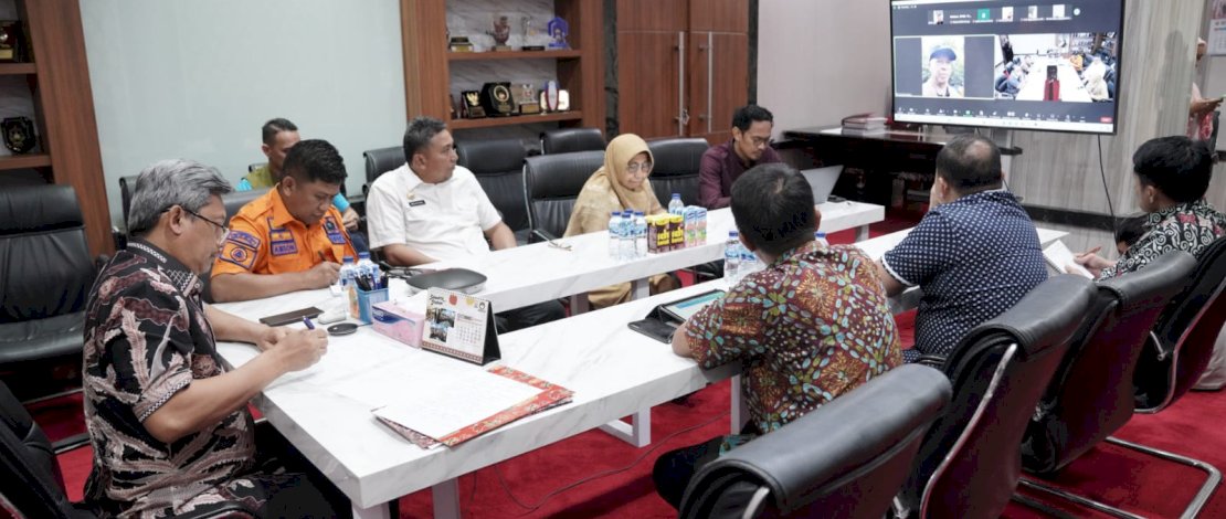 Pj Sekretaris Daerah Provinsi Sulsel, Andi Muhammad Arsjad, memimpin Rapat Koordinasi bersama 6 Kabupaten Kota yang dilanda bencana banjir dan tanah longsor, secara virtual di Ruang Rapat Sekda, Jum&rsquo;at, 3 Mei 2024. 