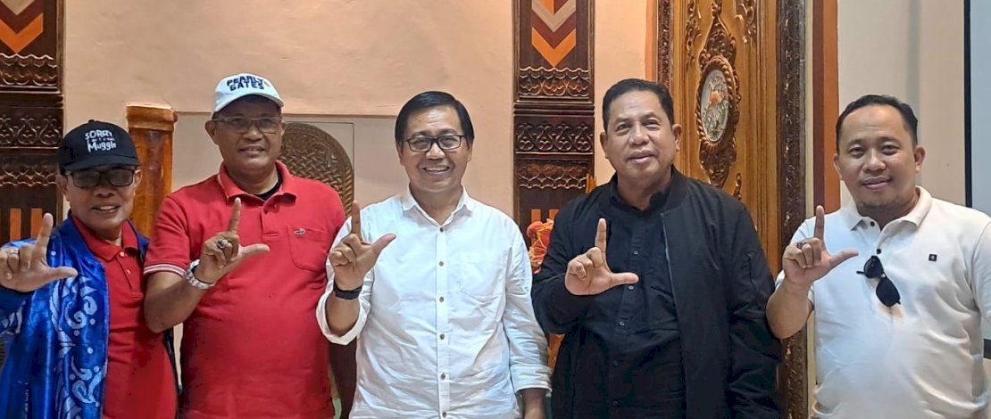 Suaib Mansur bersilaturahmi dengan Badan Pengurus Wilayah (BPW) Kerukunan Keluarga Luwu Raya (KKLR) Sulawesi Selatan, di RM Ulu Bete Kecamatan Mappedeceng, Kabupaten Luwu Utara, Jumat, 3 Mei 2024.
Suaib Mansur bersilaturahmi dengan Badan Pengurus Wilayah (BPW) Kerukunan Keluarga Luwu Raya (KKLR) Sulawesi Selatan, di RM Ulu Bete Kecamatan Mappedeceng, Kabupaten Luwu Utara, Jumat, 3 Mei 2024.
