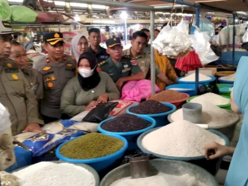 Bupati Maros Datangi Pasar Tramo Cek Harga Sembako