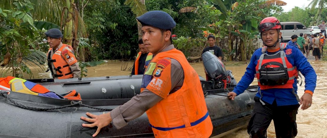 Tim SAR Gabungan Mencari Dua Anak Terseret Banjir Bandang di Luwu