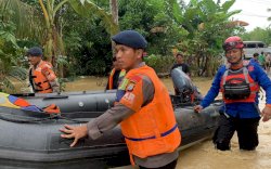 Tim SAR Gabungan Mencari Dua Anak Terseret Banjir Bandang di Luwu