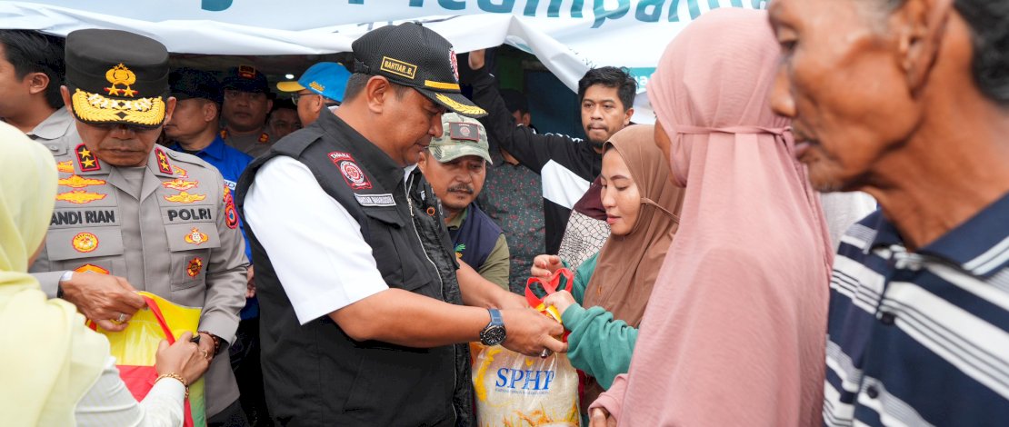 Penjabat Gubernur Sulsel, Bahtiar Baharuddin, bersama Kapolda Sulsel Andi Rian R Djajadi mengunjungi lokasi banjir di Kecamatan Pitumpanua, pada Sabtu sore, 4 Mei 2024, dan meninjau posko terpadu yang berada di Pasar Siwa. Penjabat Gubernur Sulsel, Bahtiar Baharuddin, bersama Kapolda Sulsel Andi Rian R Djajadi mengunjungi lokasi banjir di Kecamatan Pitumpanua, pada Sabtu sore, 4 Mei 2024, dan meninjau posko terpadu yang berada di Pasar Siwa.