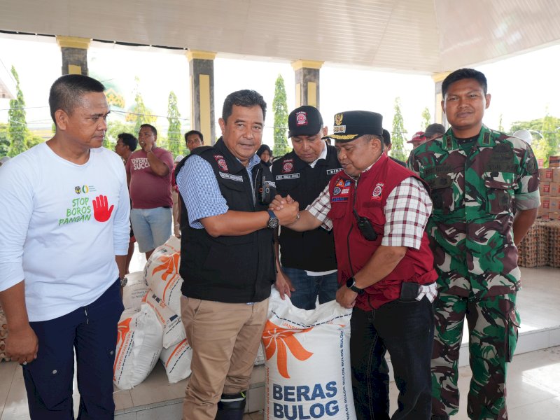 Pemprov Sulsel Beri Bantuan 10 Ton Beras untuk Korban Banjir dan Longsor di Luwu