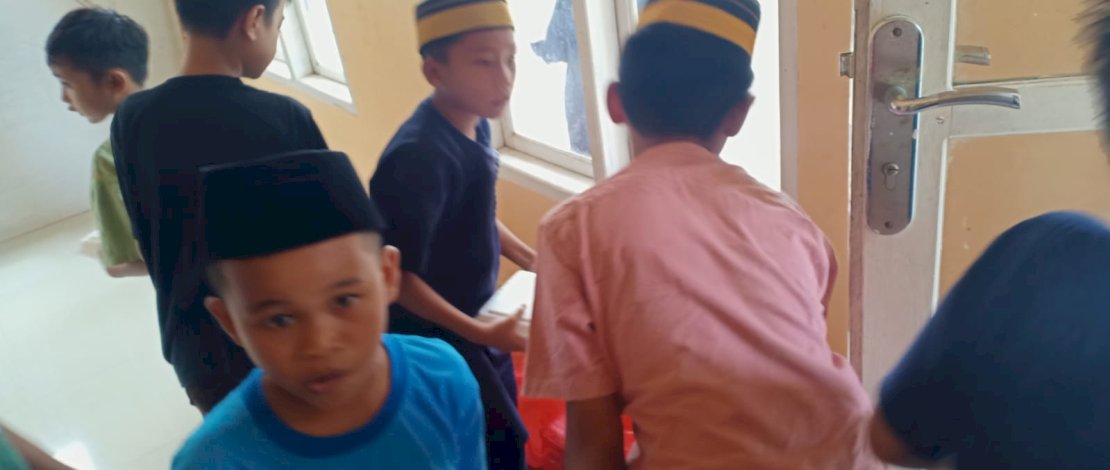 Euforia bahagia anak-anak dan orang dewasa dengan adanya program pakanre juma oleh Huadi Group ini. Beberapa anak-anak bahkan memboyong dua nasi kotak untuk dibawa pulang ke rumahnya.