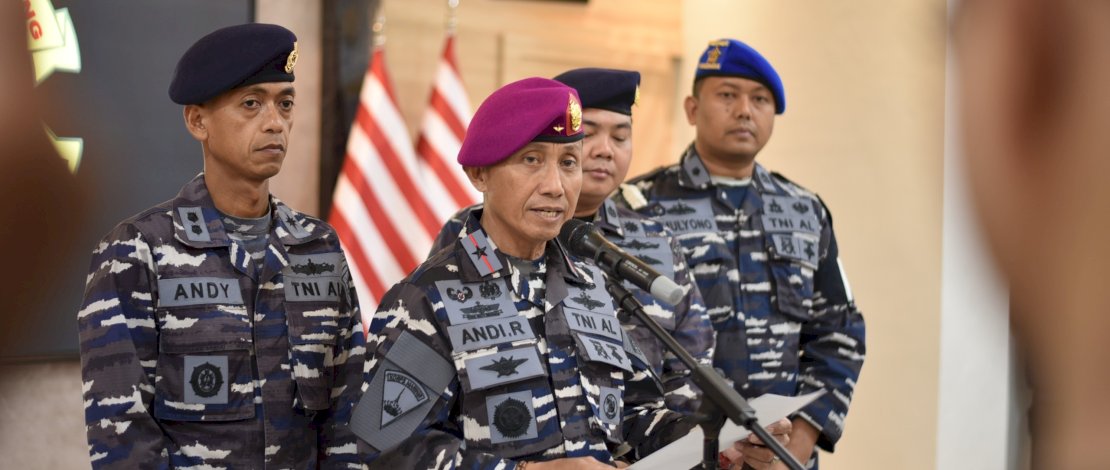 Danlantmal VI Makassar, Brigjen (MAR) TNI Andi Rahmat saat jumpa pers kasus anggota menembak remaja.