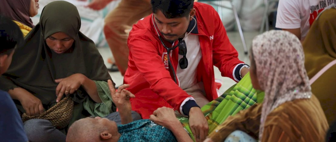 Dokter Udin Pimpin Tim Medis Pemkot Makassar Periksa Kesehatan Korban Banjir Luwu
