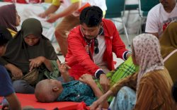 Dokter Udin Pimpin Tim Medis Pemkot Makassar Periksa Kesehatan Korban Banjir Luwu