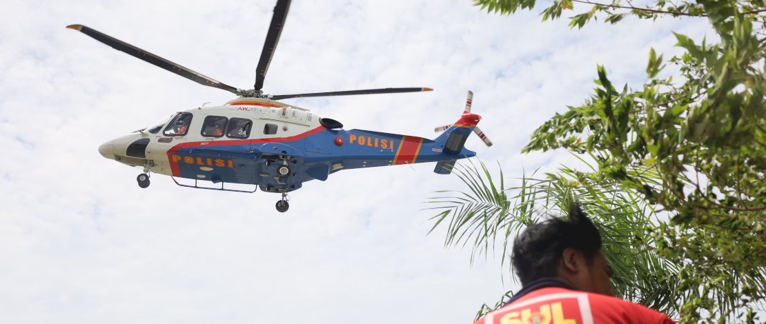 Bantuan Warga Makassar Tiba di Luwu, Dokter Udin Pimpin Distribusi via Udara Bantuan Warga Makassar Tiba di Luwu, Dokter Udin Pimpin Distribusi via Udara