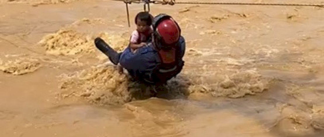 VIDEO: Aksi Heroik Personil Gabungan Evakuasi Anak Balita dari Banjir Bandang di Luwu
