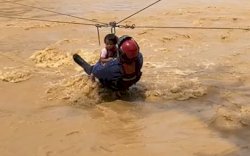 VIDEO: Aksi Heroik Personil Gabungan Evakuasi Anak Balita dari Banjir Bandang di Luwu