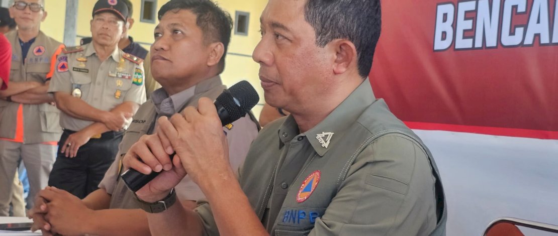 Kepala BNPB Letjen TNI Suharyanto didampingi Kepala BPBD Sulsel Amson Padollo saat jumpa pers di Posko Induk Penanganan Bencana di Lapangan Andi Djemma, Kabupaten Luwu, Selasa (7/5/2024).