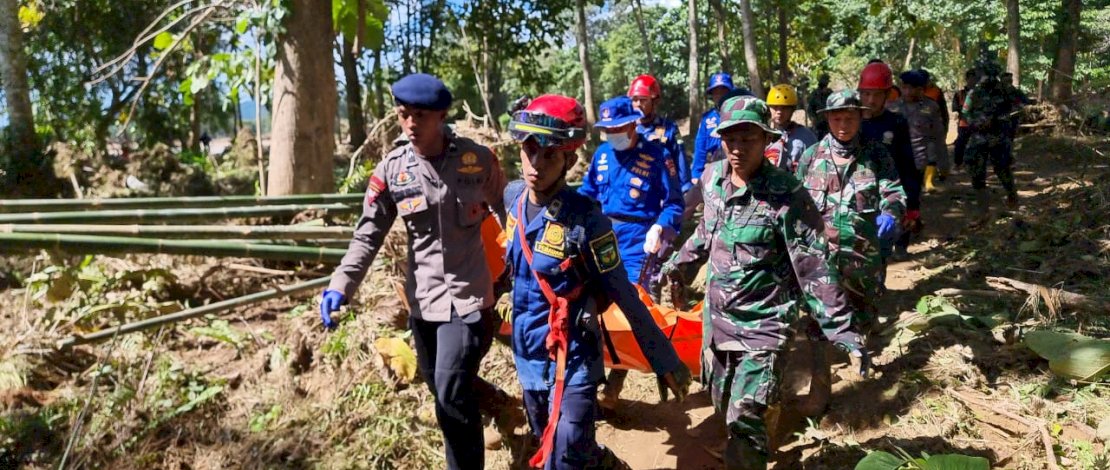 Tim SAR gabungan mengevakuasi korban banjir bandang di Kabupaten Luwu. (IST)
