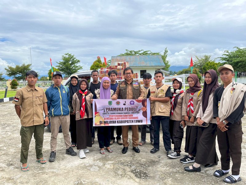 Kwarcab Pramuka Lutra Salurkan Bantuan Pangan untuk Korban Banjir di Luwu