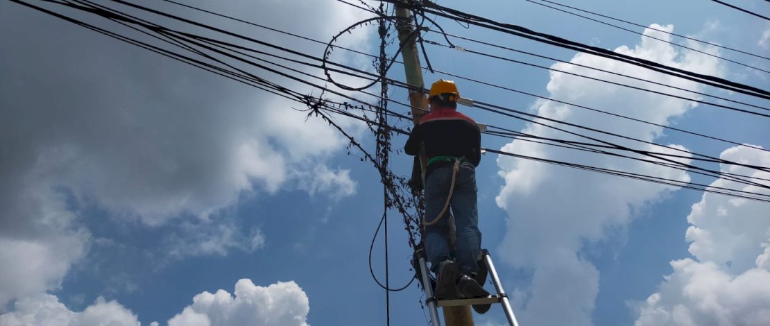 Dinas PU Makassar Bersihkan Jaringan Kabel Fiber Optik Ilegal di Tanjung Merdeka