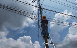 Dinas PU Makassar Bersihkan Jaringan Kabel Fiber Optik Ilegal di Tanjung Merdeka