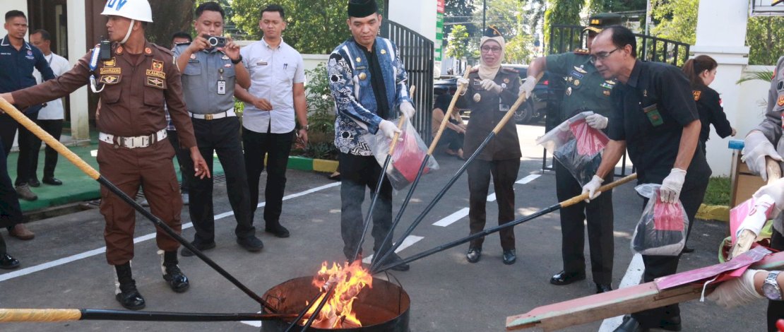 Kejaksaan Negeri Takalar menggelar pemusnahan barang bukti narkotika jenis sabu, obat farmasi daftar G dan barang bukti lainnya, Selasa, 7 Mei 2024. 