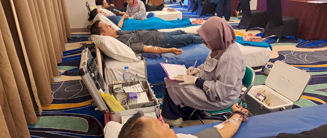 Donor darah dan pemeriksaan kesehatan gratis yang dilaksanakan Aston Makassar menyambut HUT ke-12. 