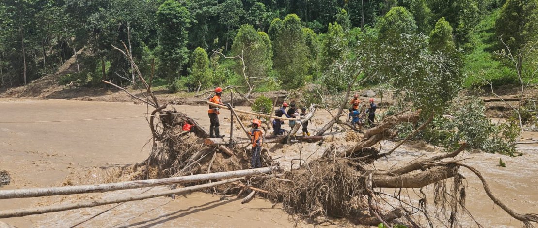 Tim SAR gabungan mengevakuasi warga Desa Kadundung yag sebelumnya terisolir akibat banjir dan tanah longsor. Tim SAR gabungan mengevakuasi warga Desa Kadundung yag sebelumnya terisolir akibat banjir dan tanah longsor.