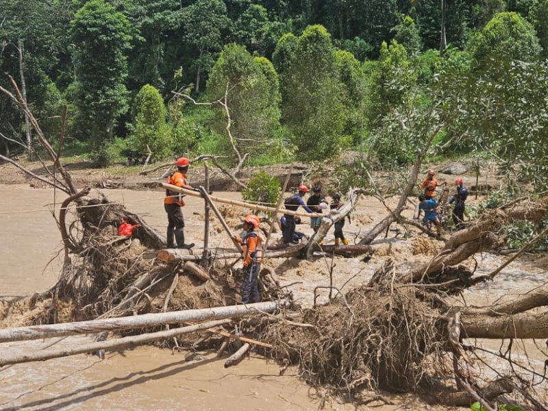 SAR Gabungan Berhasil Evakuasi 52 Warga Terisolir Pasca Bencana Banjir dan Longsor