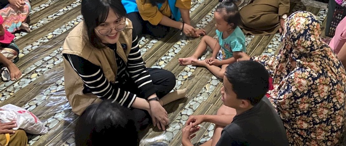 DP3AP2KB Sulsel memberikan pendampingan trauma healing kepada anak-anak dan perempuan yang menjadi korban banjir dan tanah longsor.