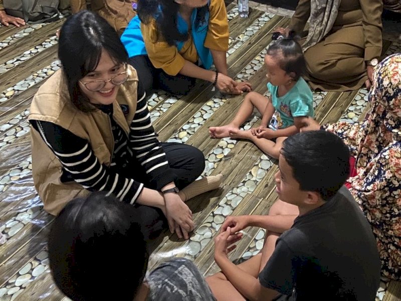 Pemprov Sulsel Beri Pendampingan Trauma Healing kepada Anak-anak dan Perempuan Korban Banjir dan Longsor