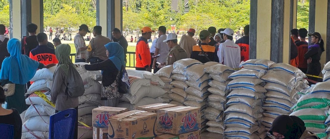 Bantuan sembako bencana banjir dan tanah longsor Kabupaten Luwu. Bantuan sembako bencana banjir dan tanah longsor Kabupaten Luwu.