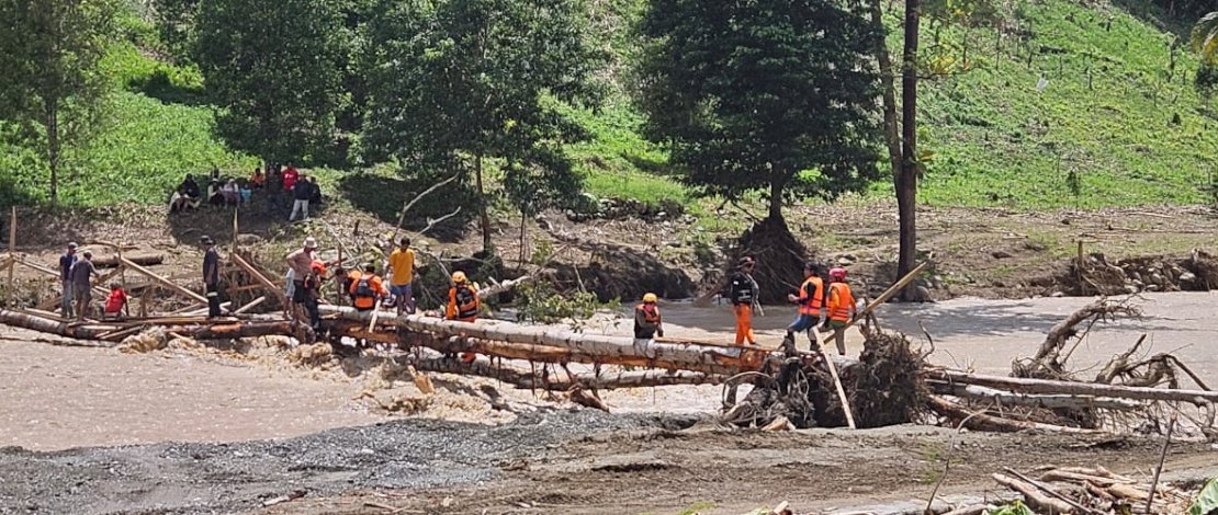 Tim SAR gabungan melakukan proses evakuasi warga korban bencana banjir dan longsor di Kabupaten Luwu. Tim SAR gabungan melakukan proses evakuasi warga korban bencana banjir dan longsor di Kabupaten Luwu.