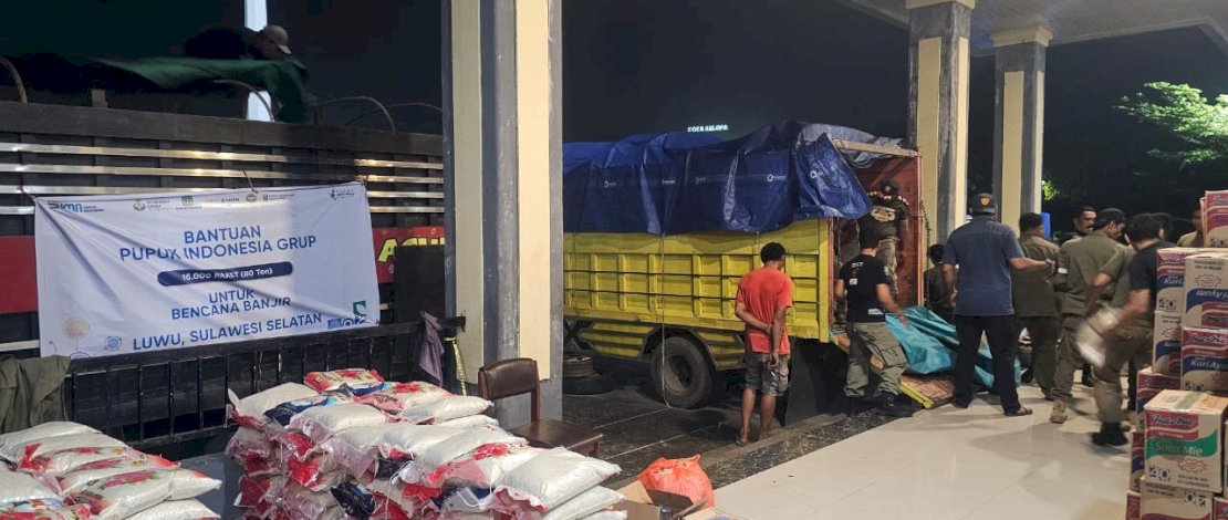 Bantuan 40 ton beras dari pemerintah pusat tiba di Posko Induk Tanggap Darurat Banjir dan Longsor Sulsel, di Lapangan Andi Djemma, Belopa, Luwu, Kamis dini hari, 9 Mei 2024.