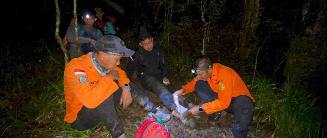 Tim SAR Pos Bantaeng mengevakuasi seorang pendaki yang mengalami cidera di Pos 9 Gunung Lompobattang.