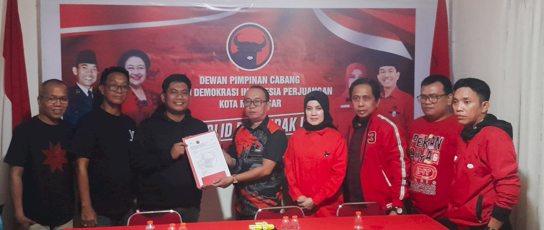 Diwakili Liaison Officer (LO)-nya, Irwansyah Syarifuddin, Indira Yusuf Ismail mengambil formulir pendaftaran Calon Wali Kota Makassar, di Sekretariat PDIP Kota Makassar, Kamis, 9 Mei 2024.